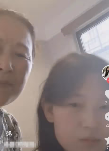 姜萍媽媽回老家:母女開心慶賀,父親手捧鮮花,親戚一起大團聚!