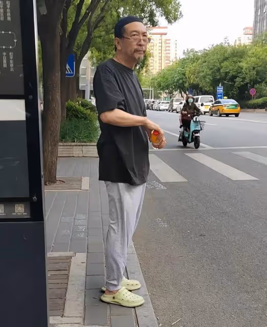 公交站偶遇陳曉旭68歲前夫!穿拖鞋鬍子拉碴,老戲骨卻毫無形象!