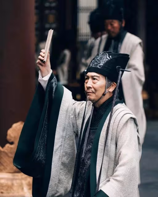 公交站偶遇陳曉旭68歲前夫!穿拖鞋鬍子拉碴,老戲骨卻毫無形象!