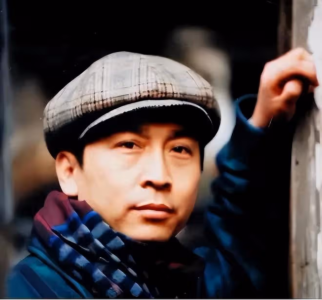 公交站偶遇陳曉旭68歲前夫!穿拖鞋鬍子拉碴,老戲骨卻毫無形象!