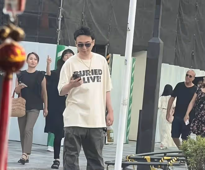王思聰21歲現任宣戰!曝大量私照長腿吸睛顏值高,甜蜜躺女方腿上