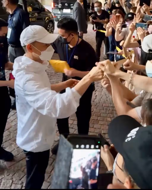 狗仔直擊｜「歌神」張學友不忍了！演唱會最終場飯店擊拳120秒寵百粉　小卡片禮物全都收