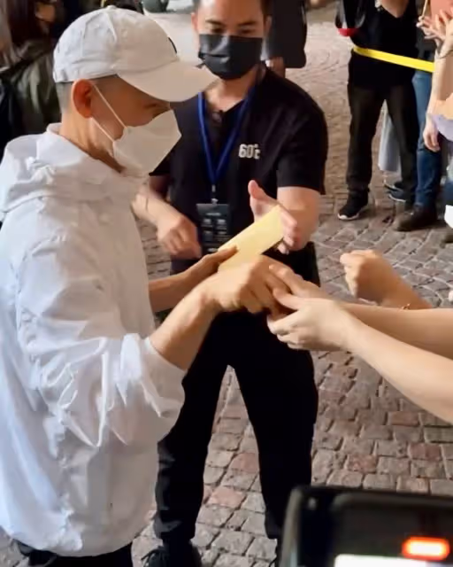 狗仔直擊｜「歌神」張學友不忍了！演唱會最終場飯店擊拳120秒寵百粉　小卡片禮物全都收