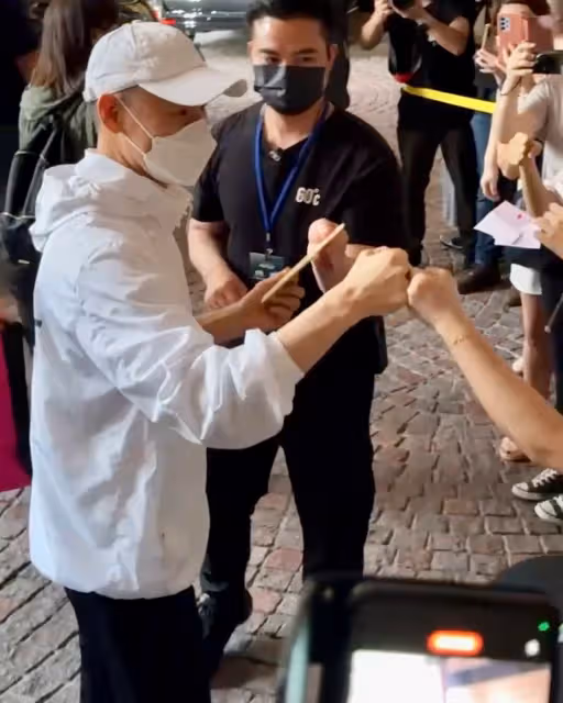 狗仔直擊｜「歌神」張學友不忍了！演唱會最終場飯店擊拳120秒寵百粉　小卡片禮物全都收