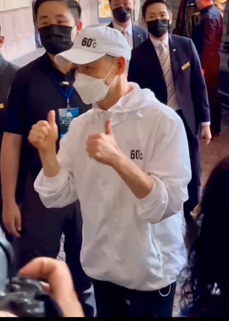 狗仔直擊｜「歌神」張學友不忍了！演唱會最終場飯店擊拳120秒寵百粉　小卡片禮物全都收