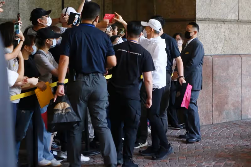 狗仔直擊｜「歌神」張學友不忍了！演唱會最終場飯店擊拳120秒寵百粉　小卡片禮物全都收