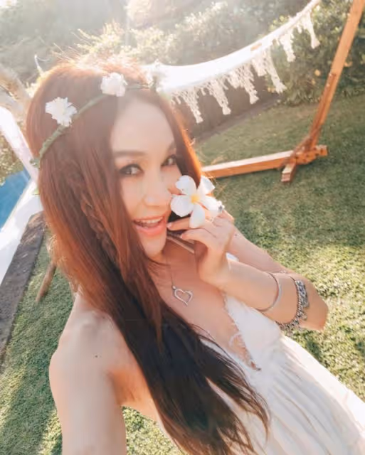 性感港星嫁富商24年拒生孩子！領養內地棄嬰，長大後被指像老公？