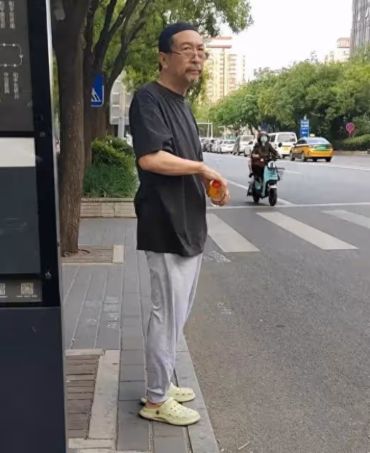 公交站邂逅陳曉旭68歲前夫！穿拖鞋鬍子拉碴，老戲骨卻毫無明星范