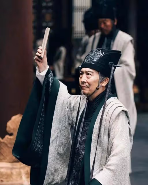 公交站邂逅陳曉旭68歲前夫！穿拖鞋鬍子拉碴，老戲骨卻毫無明星范