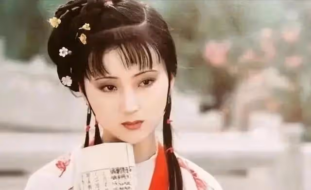公交站邂逅陳曉旭68歲前夫!穿拖鞋鬍子拉碴,老戲骨卻毫無明星范