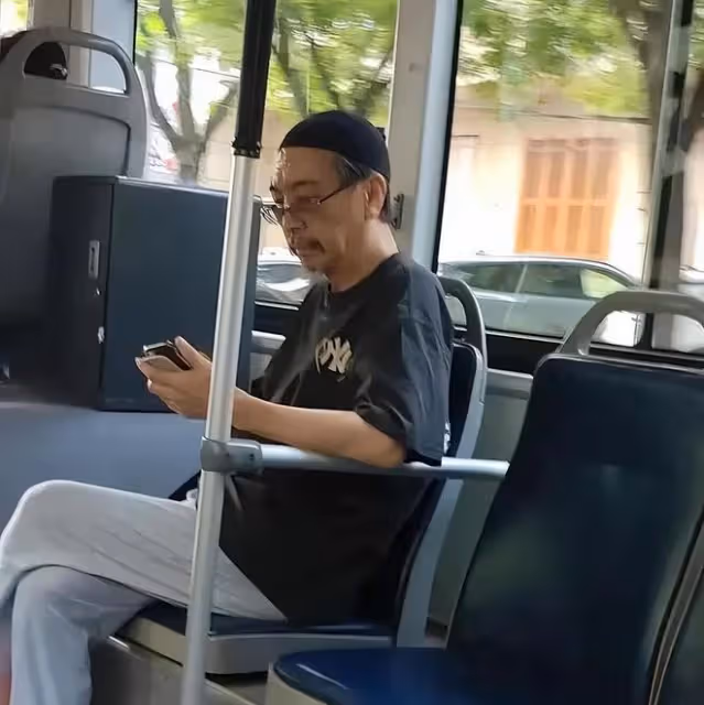 公交站邂逅陳曉旭68歲前夫!穿拖鞋鬍子拉碴,老戲骨卻毫無明星范