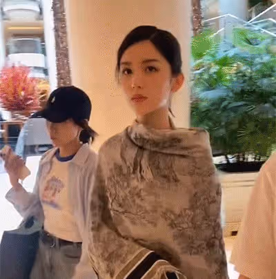 上海這一夜:姚晨開叉到胃,辛芷蕾雷人,娜扎翻車,周也驚艷救場
