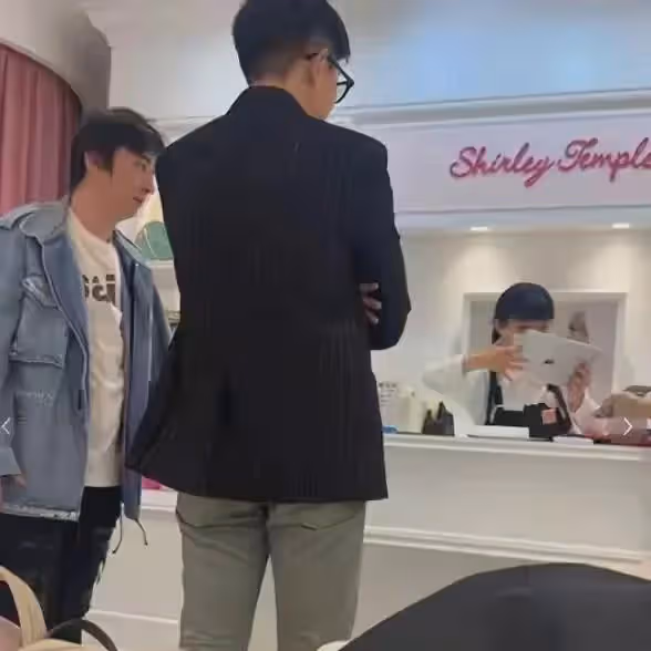 黃一鳴女兒連聲喊「爸爸」好萌,王思聰日本買童裝,這瓜迅速升級