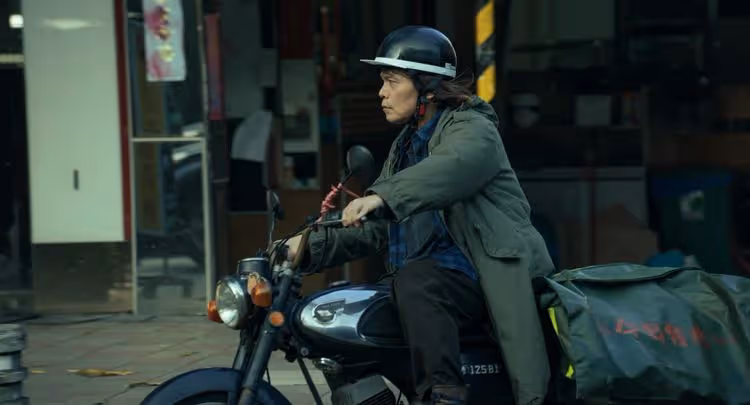 大咖男星現蹤台北街頭！伍佰騎車兼職派報被捕獲
