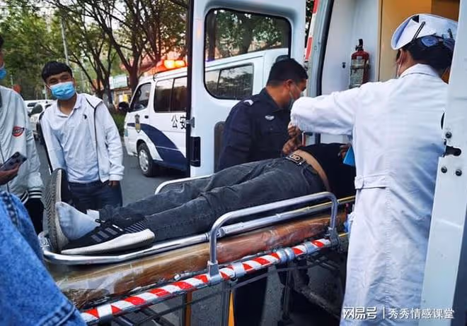 09年,高三男生為爭搶36歲女老師,被女方丈夫捅了5刀