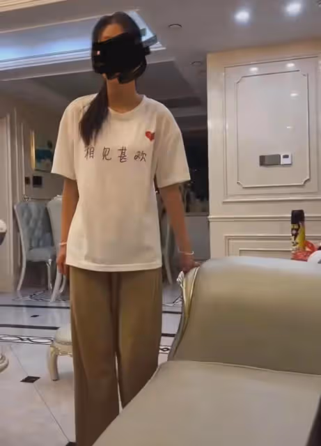 18歲女孩不會加法不識字，後媽被質疑拿娃換彩禮，曬環境真沒必要