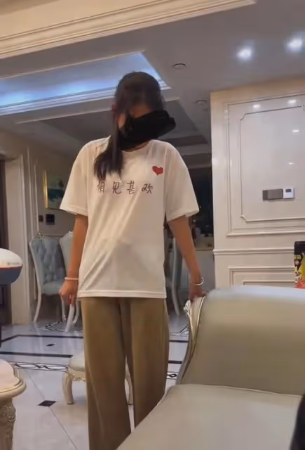 18歲女孩不會加法不識字，後媽被質疑拿娃換彩禮，曬環境真沒必要