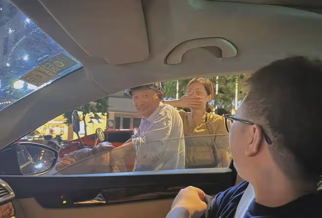 女友開車接男子，等紅綠燈時竟偶遇女友爸媽，岳父岳母的表情亮了