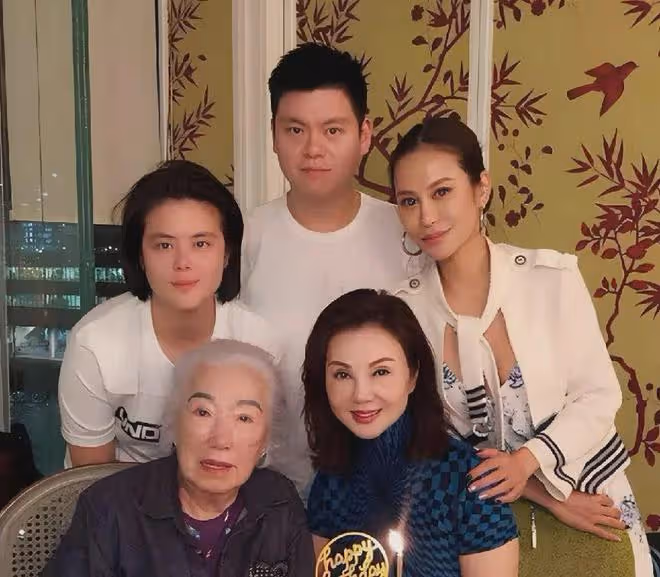 港媒曝王祖賢疑似懷孕,57歲肚大像大媽,本人特意曬照澄清?