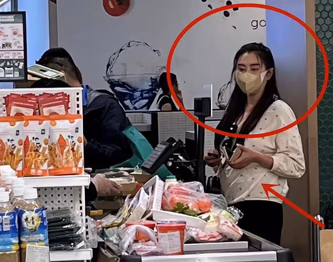 港媒曝王祖賢疑似懷孕,57歲肚大像大媽,本人特意曬照澄清?