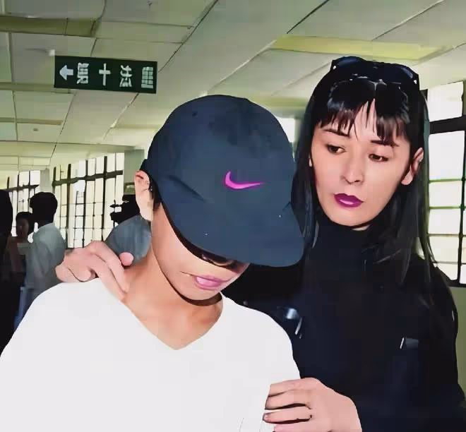 港媒曝王祖賢疑似懷孕,57歲肚大像大媽,本人特意曬照澄清?