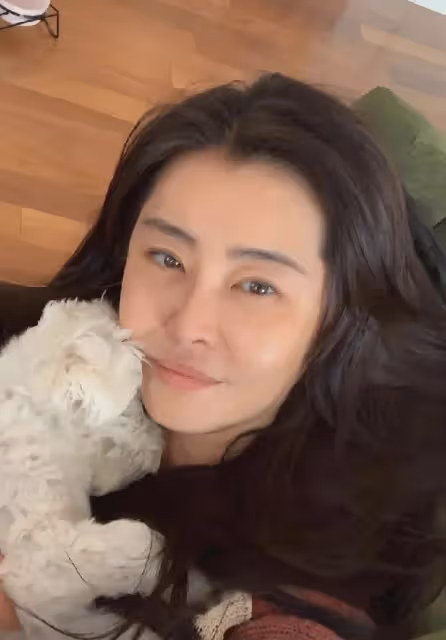 港媒曝王祖賢疑似懷孕,57歲肚大像大媽,本人特意曬照澄清?