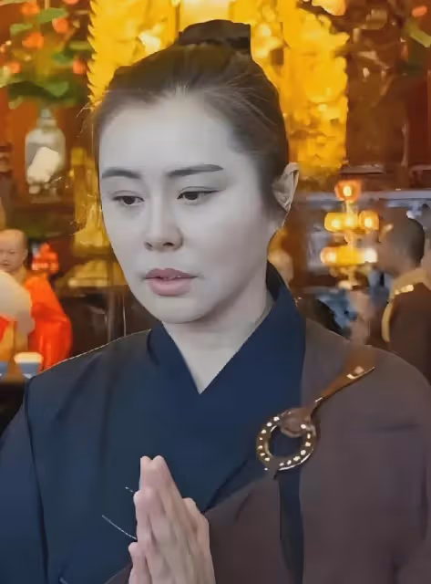 港媒曝王祖賢疑似懷孕,57歲肚大像大媽,本人特意曬照澄清?