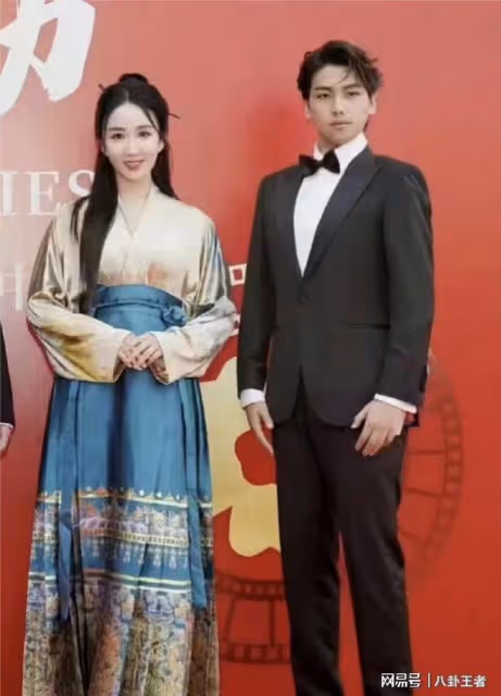 母子戀！婁藝瀟小十多歲男友曝光，北舞畢業，演出音樂劇擦出火花