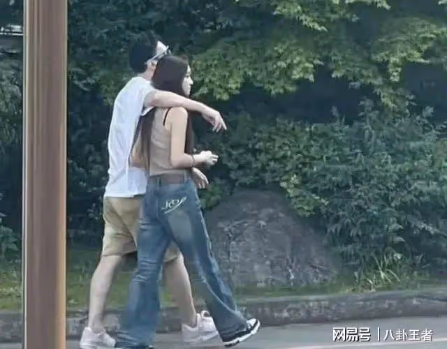 王思聰公開第17任女朋友,甜蜜躺小15歲女友腿上,女友回應很幸福