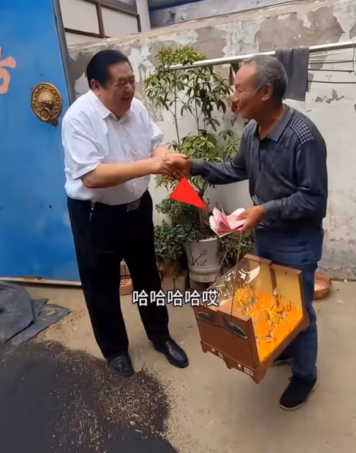 恭喜!姜萍父親收到5000元獎勵金,富豪送名酒表示慶賀