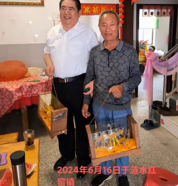 恭喜!姜萍父親收到5000元獎勵金,富豪送名酒表示慶賀