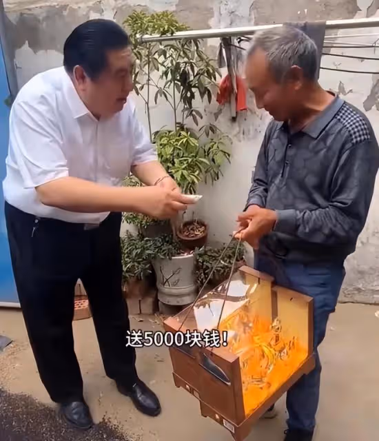 恭喜!姜萍父親收到5000元獎勵金,富豪送名酒表示慶賀