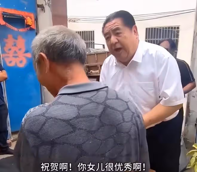 恭喜!姜萍父親收到5000元獎勵金,富豪送名酒表示慶賀