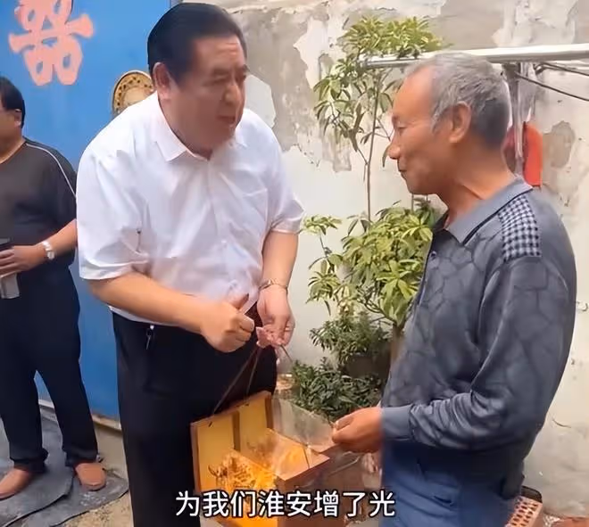 恭喜!姜萍父親收到5000元獎勵金,富豪送名酒表示慶賀