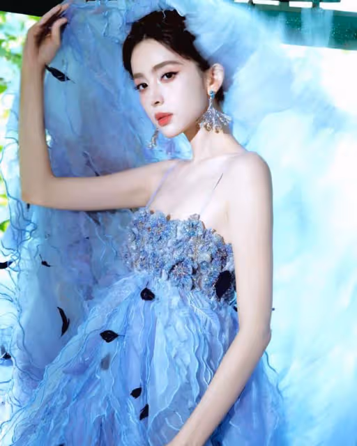 郭富城娜扎罕同框,女神穿仙女裙美出新高,天王比剪刀手年輕帥氣