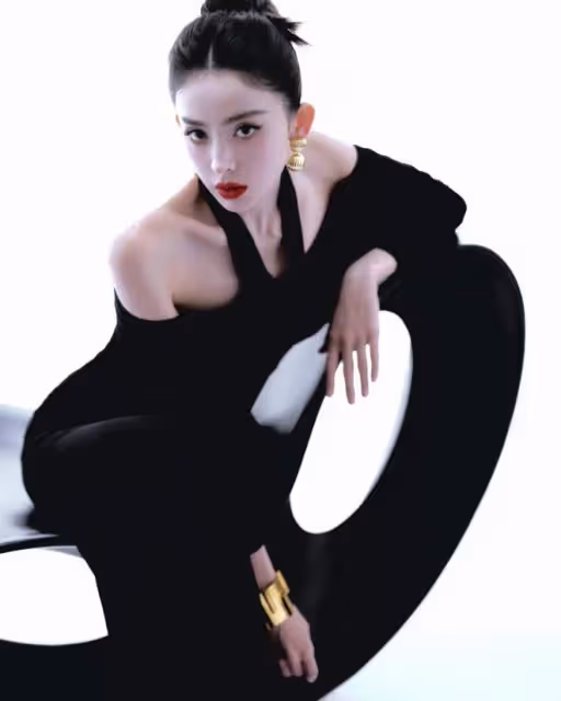 郭富城娜扎罕同框,女神穿仙女裙美出新高,天王比剪刀手年輕帥氣