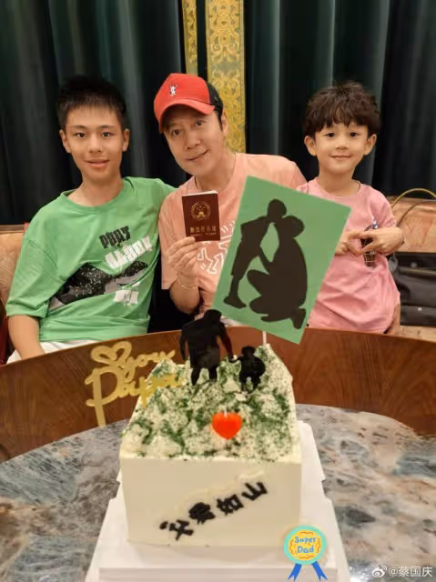 蔡國慶曬老婆視角慶父親節,與倆兒子溫馨同框,父子仨全是高顏值