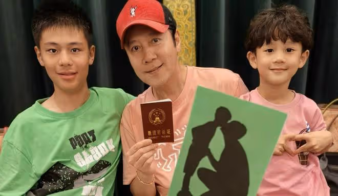 蔡國慶曬老婆視角慶父親節,與倆兒子溫馨同框,父子仨全是高顏值