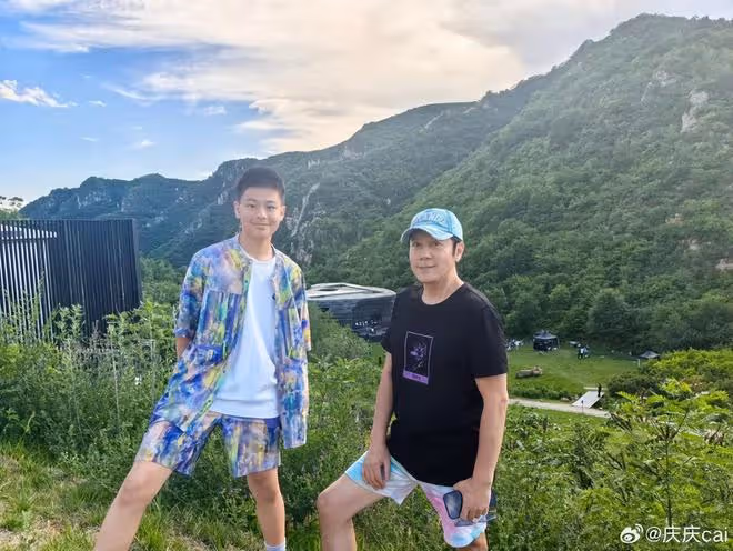 蔡國慶曬老婆視角慶父親節,與倆兒子溫馨同框,父子仨全是高顏值
