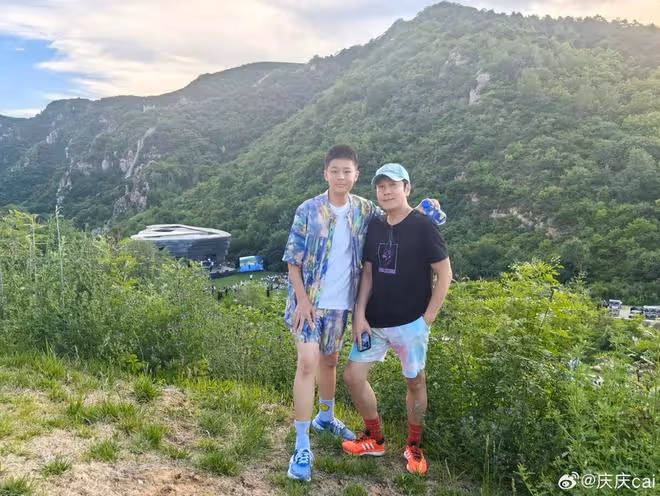 蔡國慶曬老婆視角慶父親節,與倆兒子溫馨同框,父子仨全是高顏值