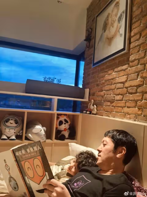 蔡國慶曬老婆視角慶父親節,與倆兒子溫馨同框,父子仨全是高顏值