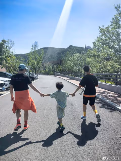 蔡國慶曬老婆視角慶父親節,與倆兒子溫馨同框,父子仨全是高顏值