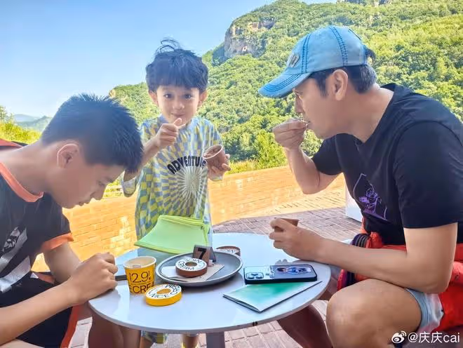 蔡國慶曬老婆視角慶父親節,與倆兒子溫馨同框,父子仨全是高顏值