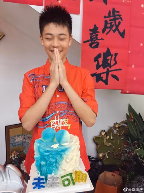 蔡國慶曬老婆視角慶父親節,與倆兒子溫馨同框,父子仨全是高顏值