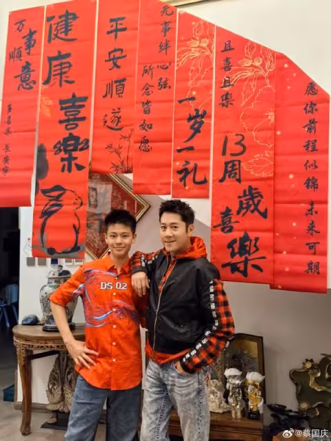 蔡國慶曬老婆視角慶父親節,與倆兒子溫馨同框,父子仨全是高顏值