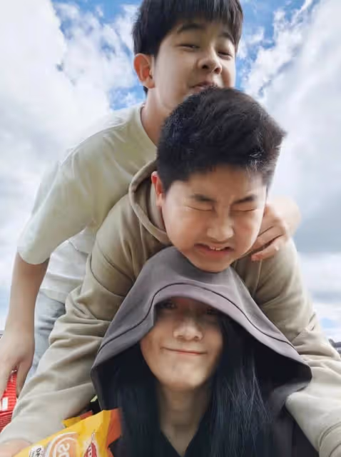 胡可父親節曬全家福，倆兒子顏值差距明顯，沙溢瘦出新高度