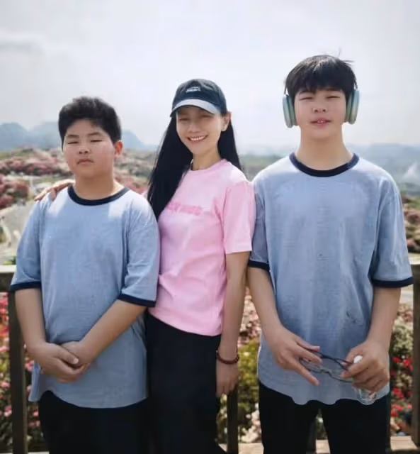 胡可父親節曬全家福,倆兒子顏值差距明顯,沙溢瘦出新高度