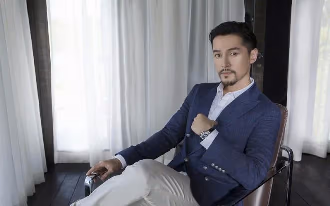 胡歌質疑騰訊濾鏡效果,背景變形引熱議,真實顏值更吸睛