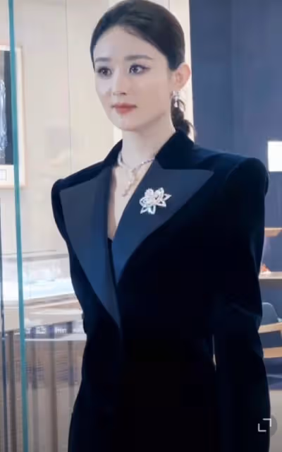 趙麗穎驚艷變身,西裝造型亮相成都,幹練女總裁范引關注