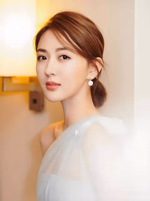 本是楊冪女助理,卻因「顏值太高」被導演相中,與胡歌搭檔後更是一炮而紅